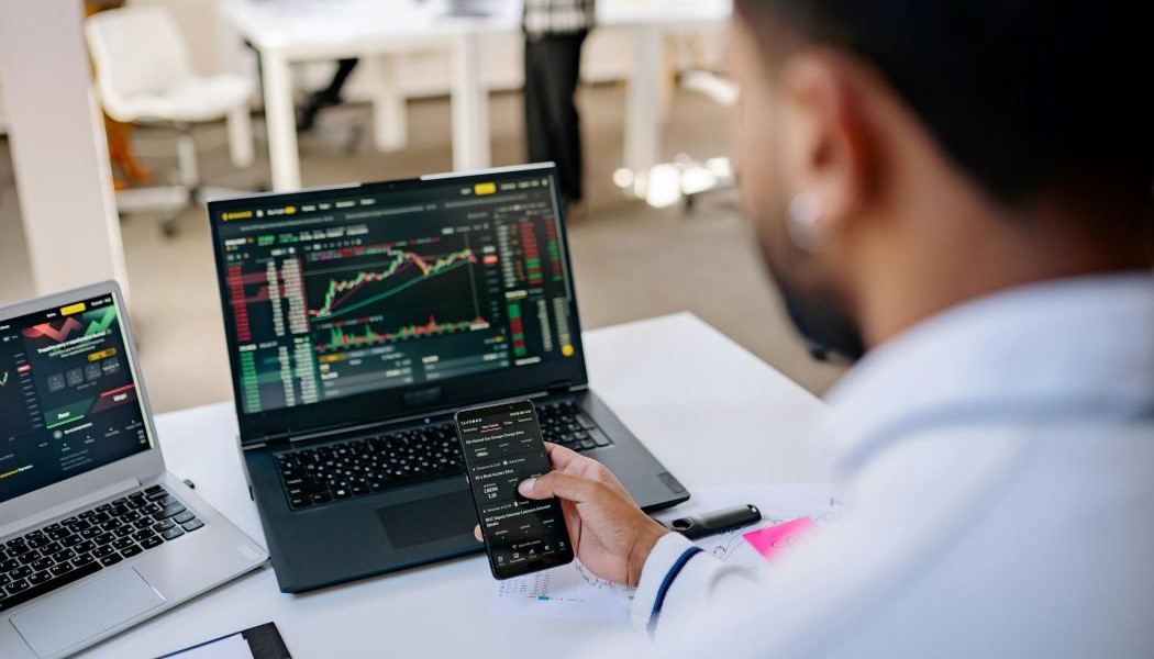 ordenador con la bolsa abierta