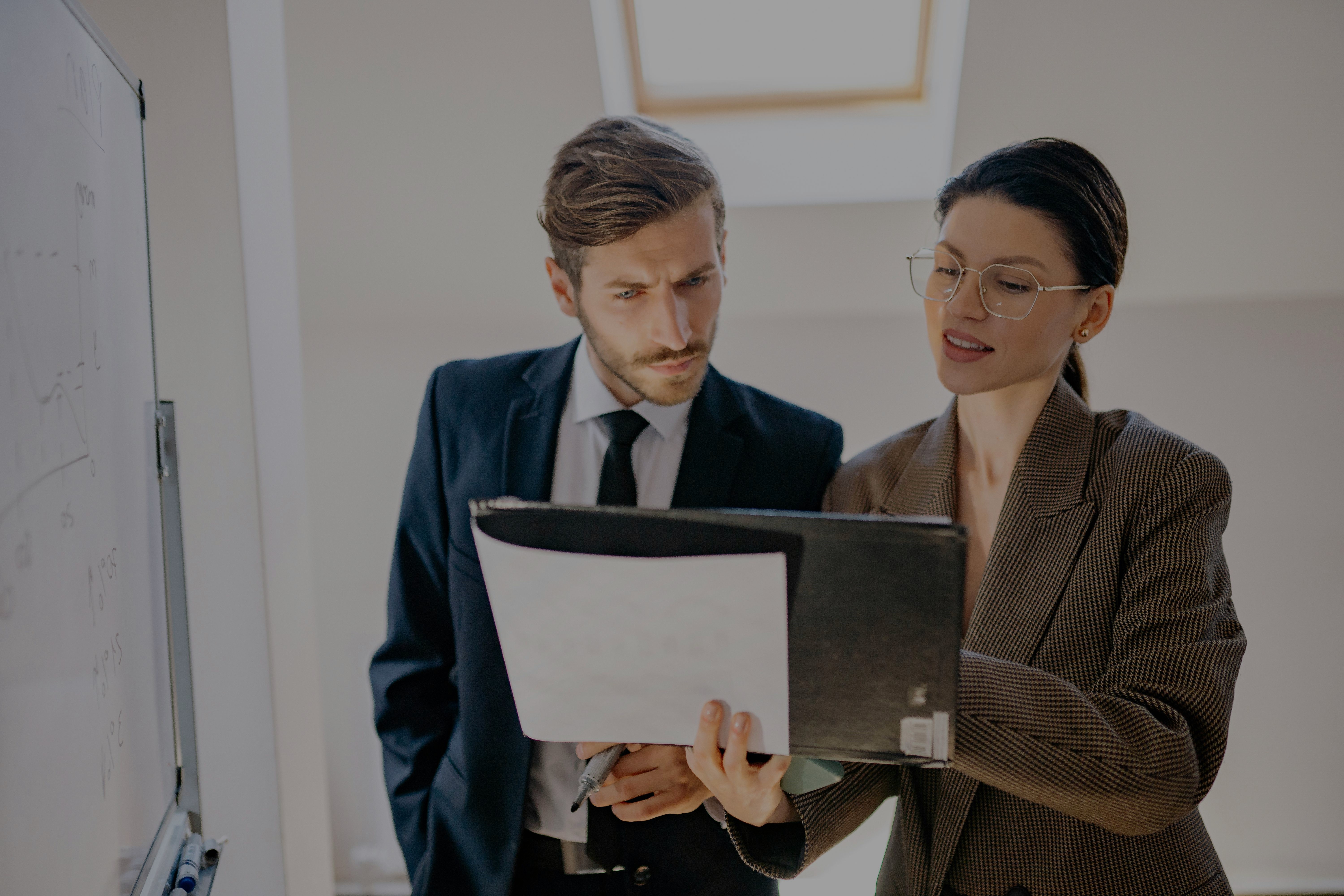 empresarios tomando decisiones