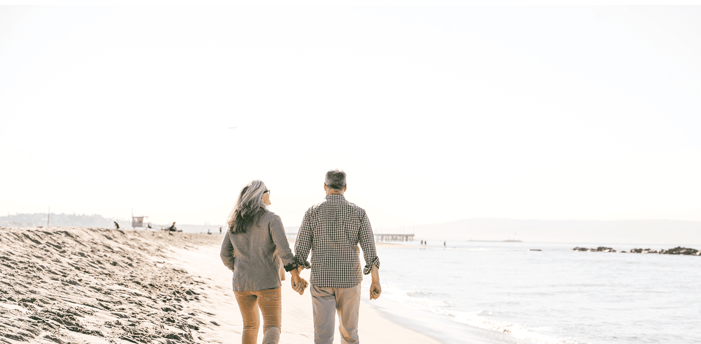 Pareja tranquila paseando