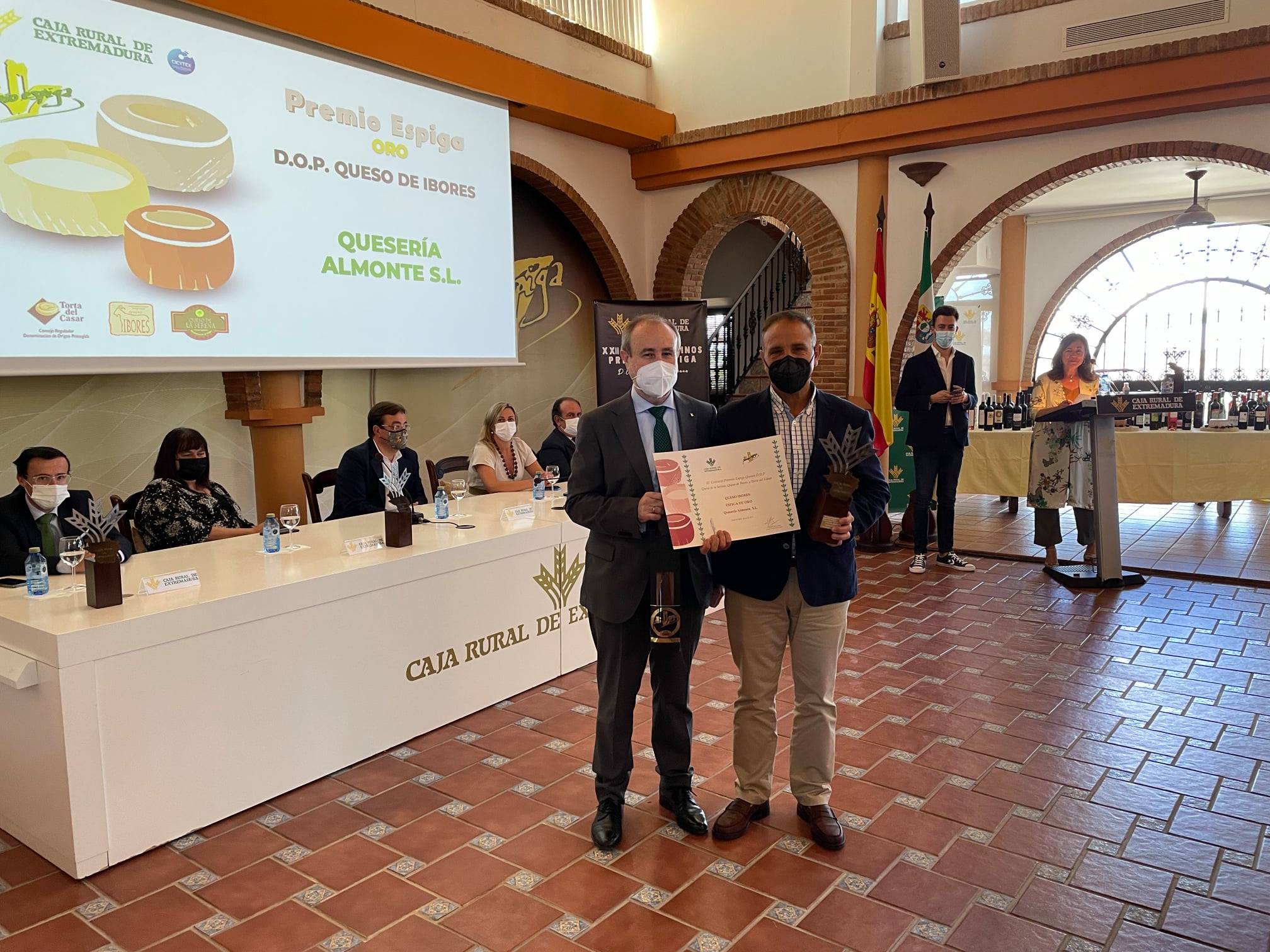 Entrega del premio al ganador en la categoría Ibores