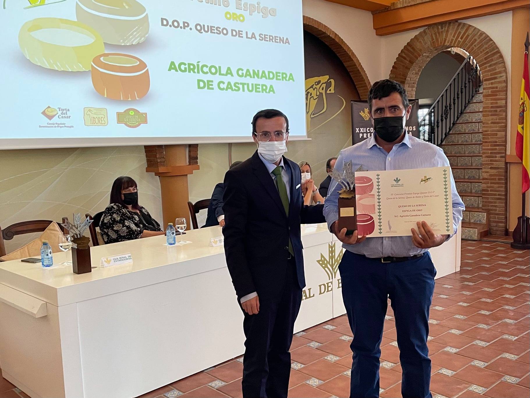 Entrega del premio al ganador en la categoría Queso de la Serena