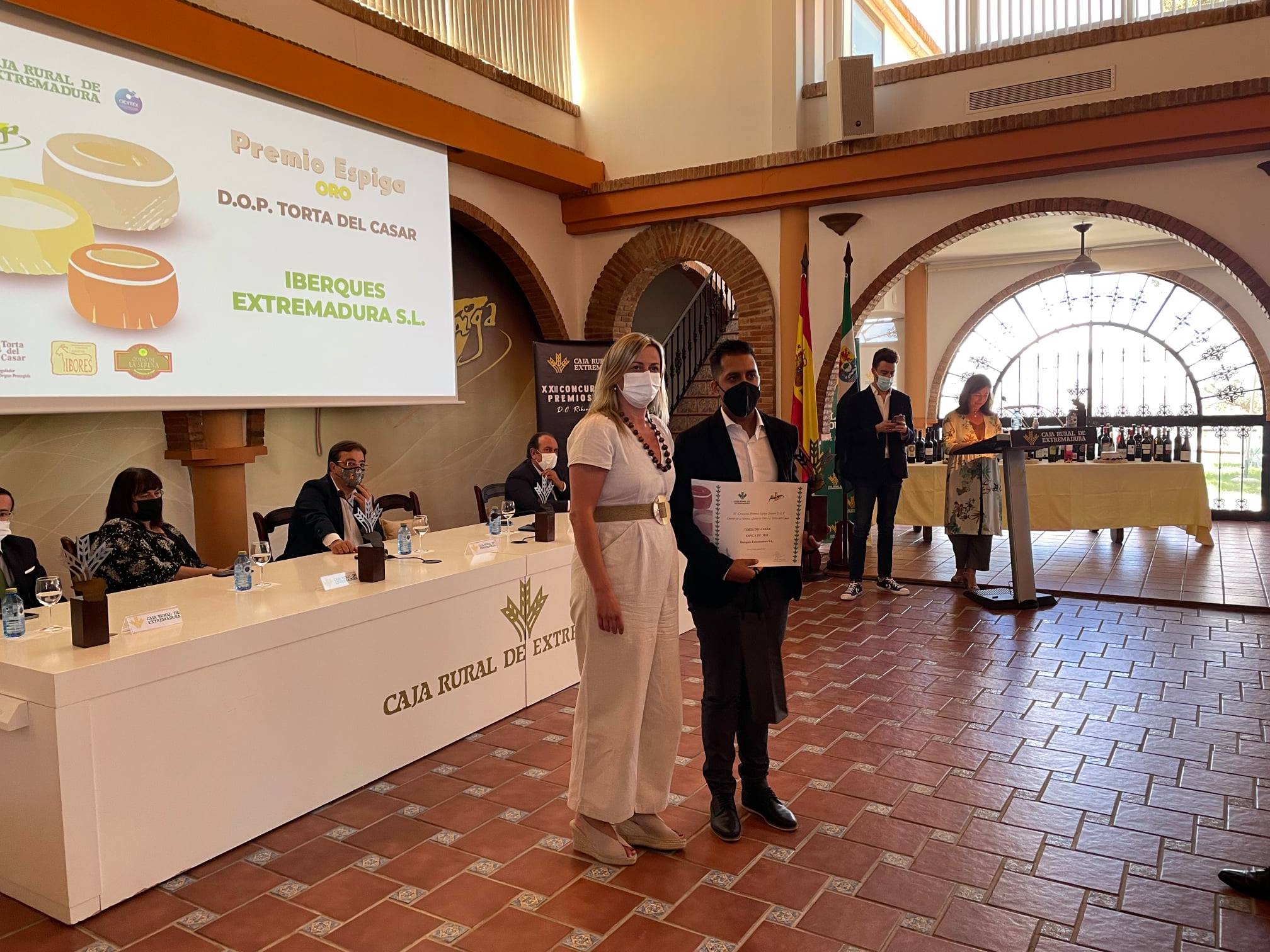 Entrega del premio al ganador en la categoría Torta del Casar