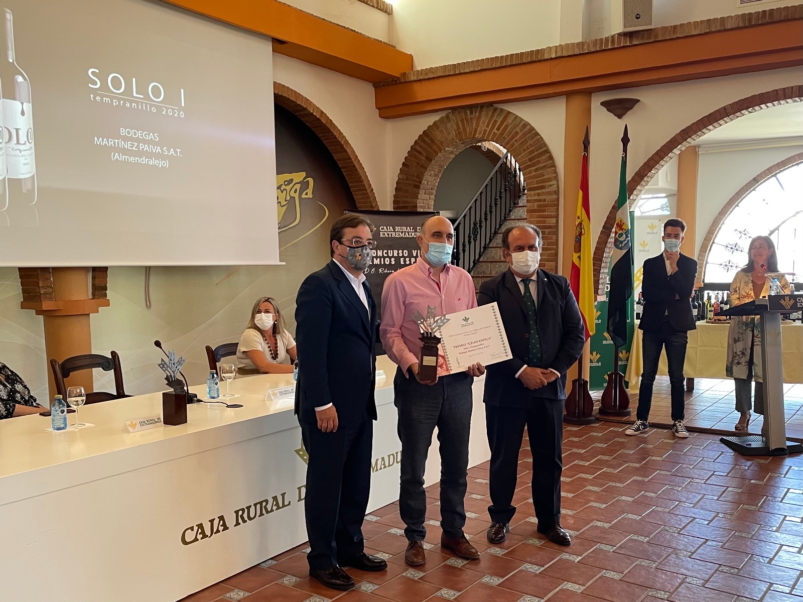 El presidente de la Junta y el presidente de Caja Rural de Extremadura entregan el premio Gran Espiga de vino