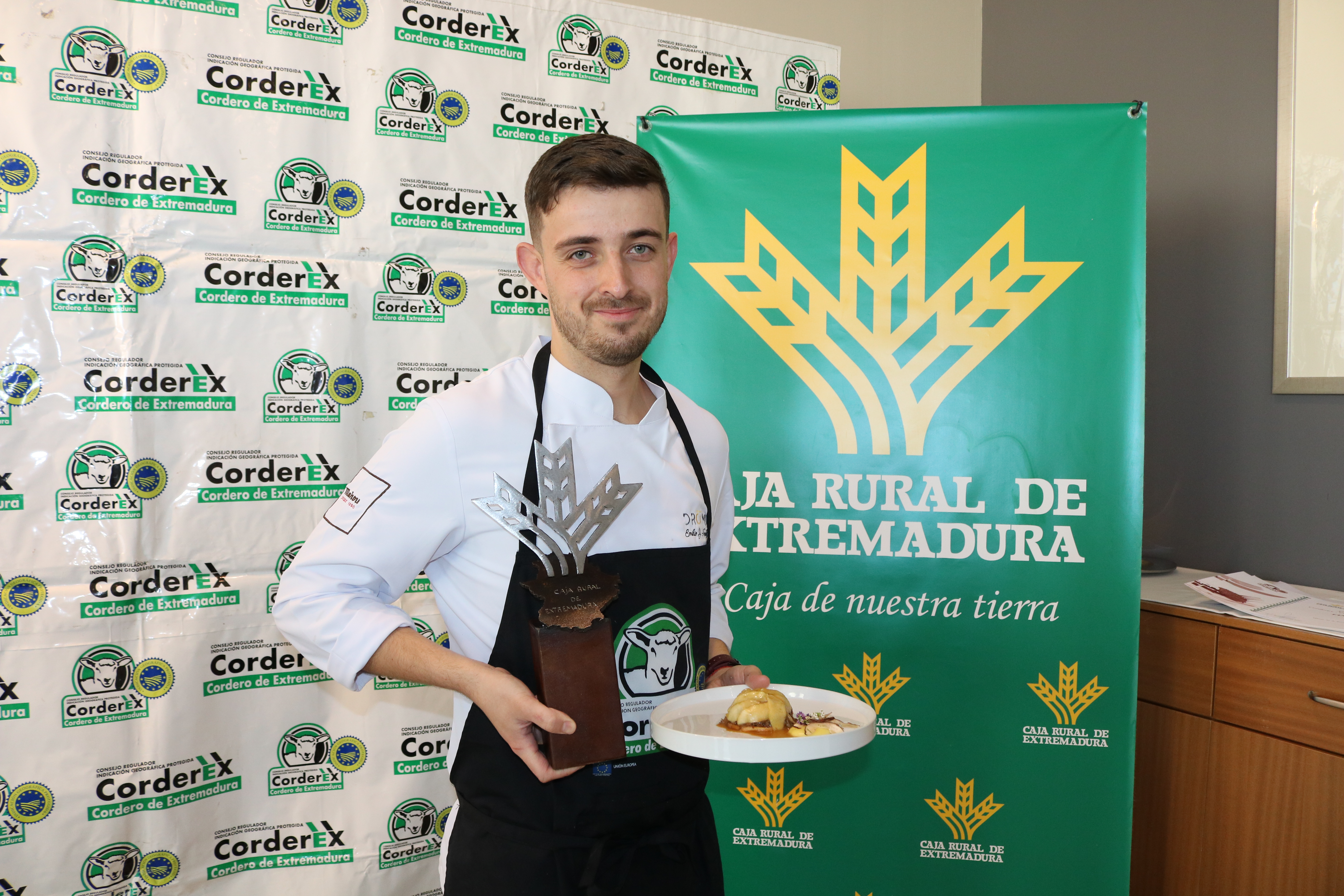 Ganador del concurso con su plato