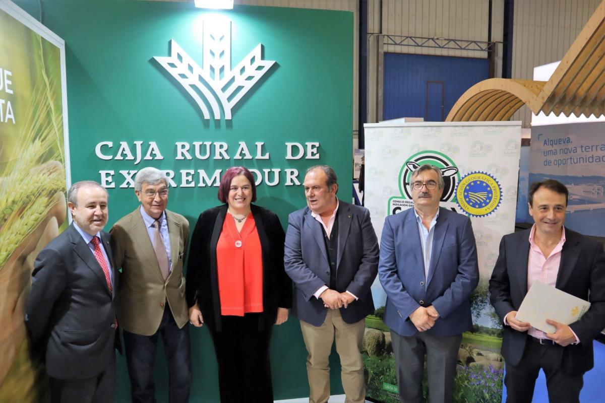 Caja Rural de Extremadura firma dos convenios de colaboración con FEVAL y Corderex