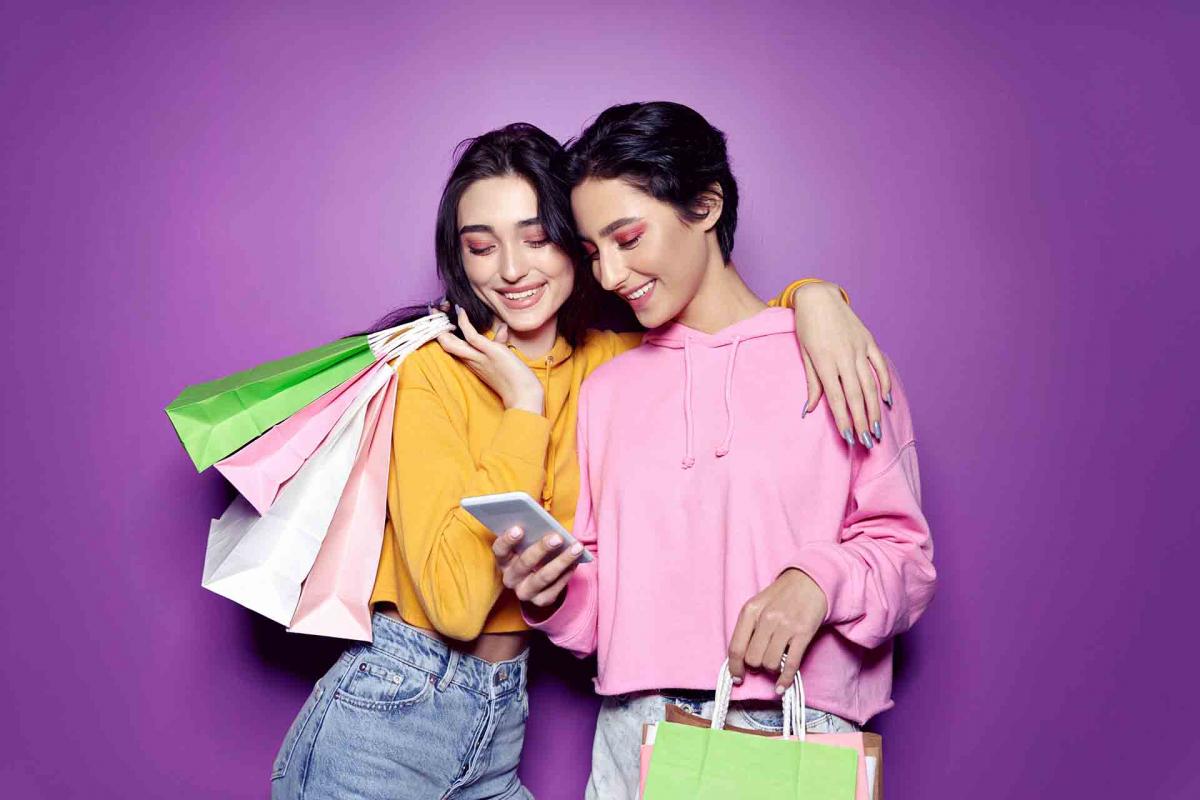 Pareja de mujeres leyendo el móvil