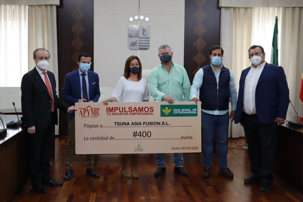 Momento en el que se hace entrega del cheque