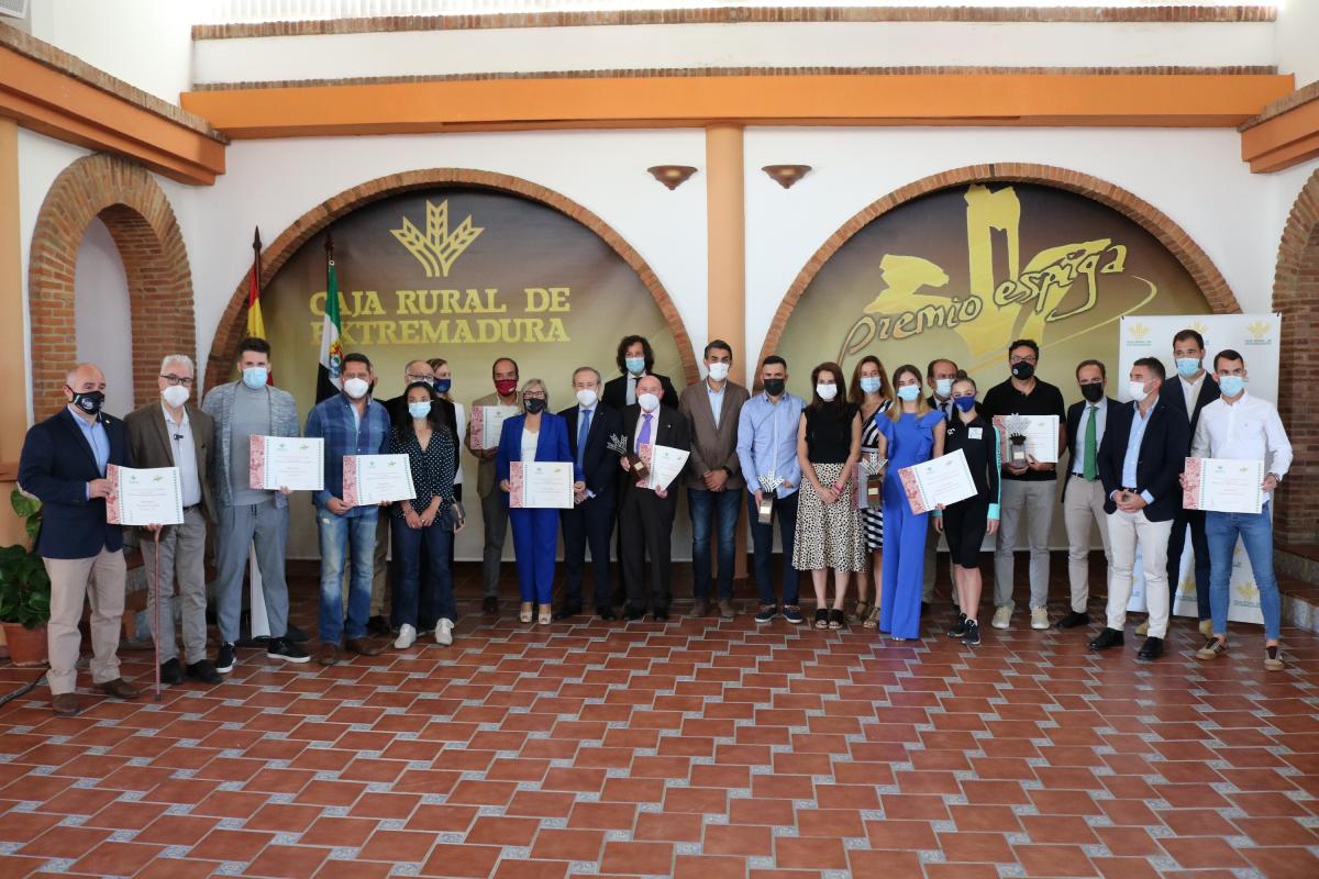 Foto de familia de premiados y autoridades