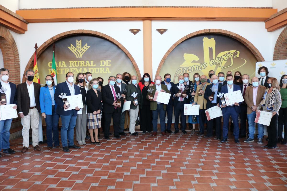 Foto de familia de premiados y autoridades