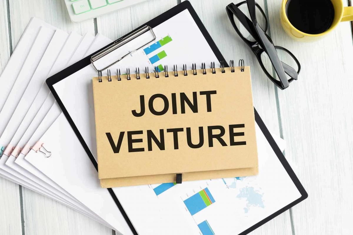 Calendario con JOINT VENTURE en el centro