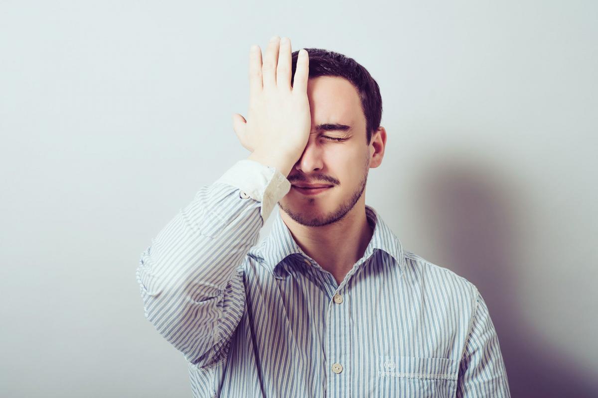 Hombre con la palma de la mano en la cara