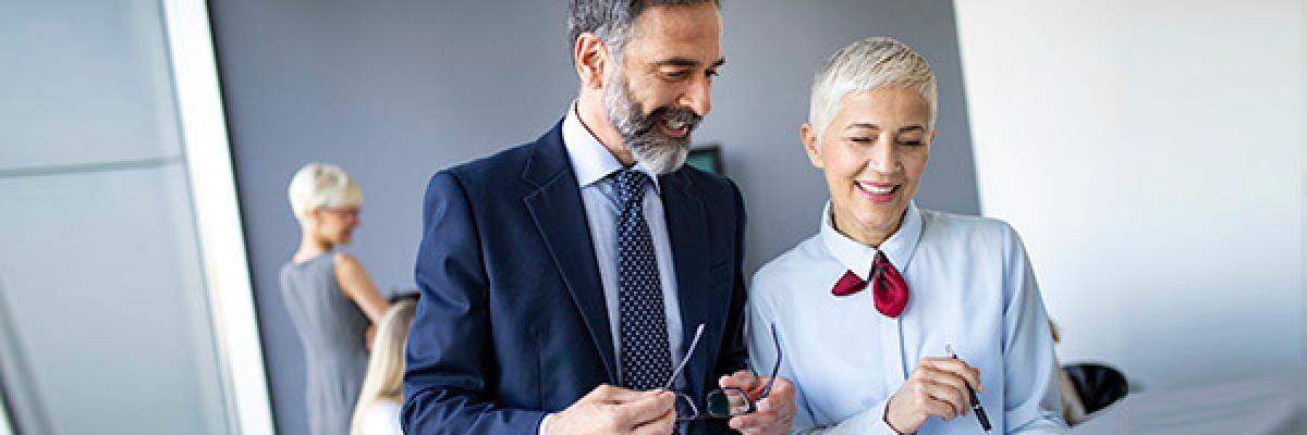 Depósitos Empresas - Hombre y mujer de negocios en una sala de reuniones hablando de negocios Depósitos Empresas - Hombre y mujer de negocios en una sala de reuniones hablando de negocios