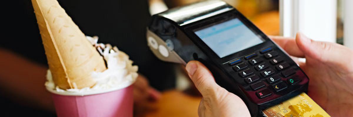Recomendador de TPVs - Mujer pagando un helado con una tarjeta de credito en tpv en una heladeria Recomendador de TPVs - Mujer pagando un helado con una tarjeta de credito en tpv en una heladeria