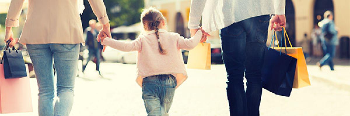 Cuenta en Marcha -  Familia de compras en la ciudad con su hija