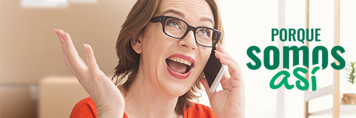 Programa Porque Somos Así Autónomos - Mujer de mediana edad autónomos gafas y camisa roja hablando por teléfono móvil desde su negocio Programa Porque Somos Así Autónomos - Mujer de mediana edad autónomos gafas y camisa roja hablando por teléfono móvil desde su negocio