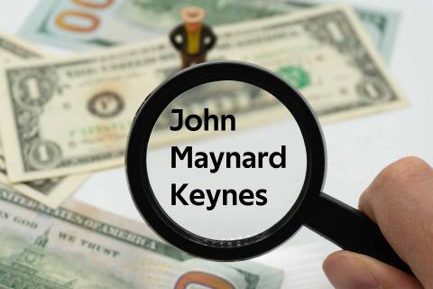 Lupa con el nombre de Keynes en el centro