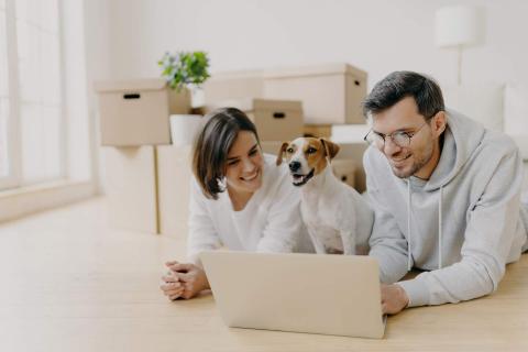 Pareja viendo el ordenador