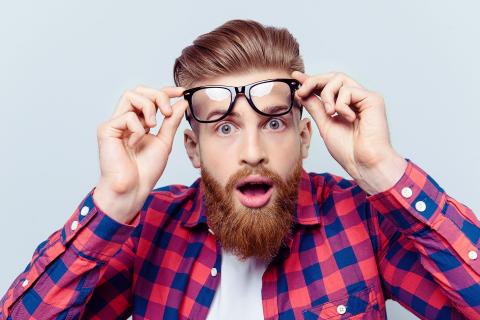 Hombre con gafas sorprendido