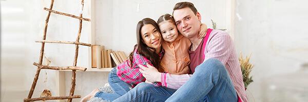 familia feliz en el salón de su casa